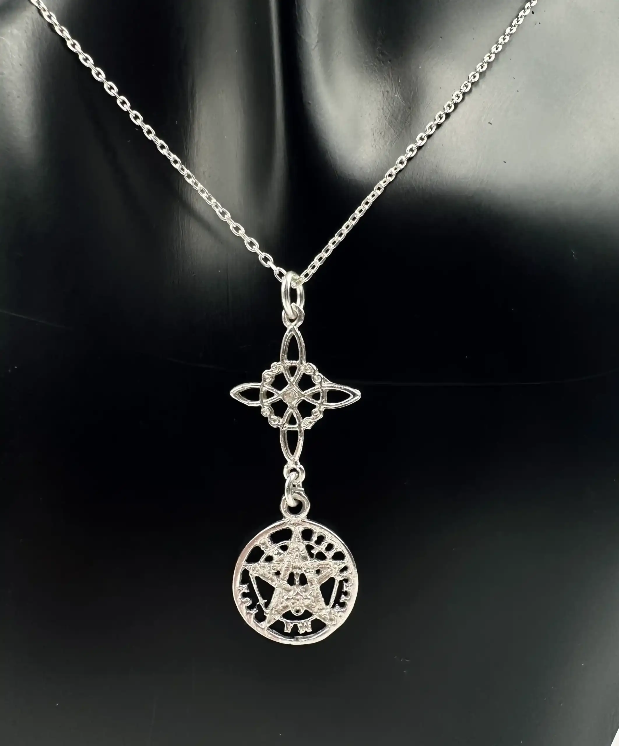 Colgante Pequeño Nudo De Bruja Simple Y Tetragramaton Plata De Ley