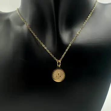 Colgante San Benito Relieve Pequeño Acero Dorado