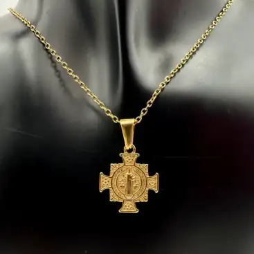 Colgante Cruz San Benito Acero Dorado