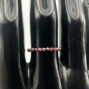Anillo Granate Facetado Elástico
