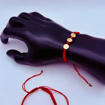 Pulsera San Benito Dorado Macrame Rojo