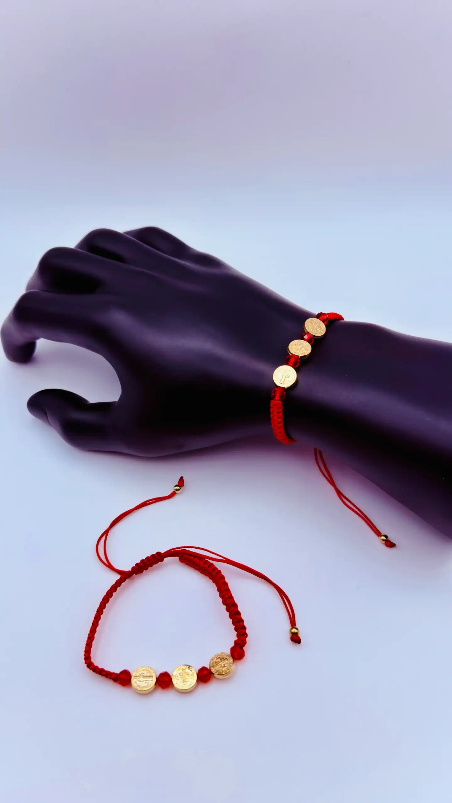 Pulsera San Benito Dorado Macrame Rojo