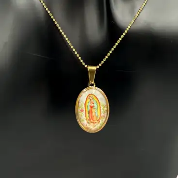 Colgante Virgen De Guadalupe Relieve A Color Acero Dorado