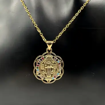 Colgante San Benito Medalla Con Piedras De Colores Acero Dorado