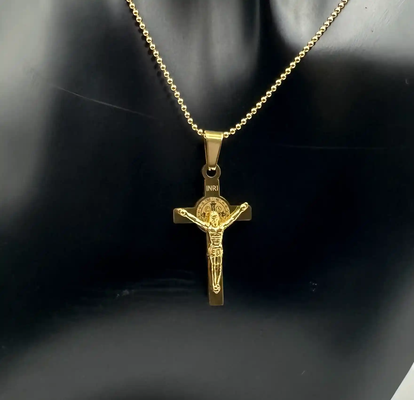 Colgante Cristo En La Cruz Y San Benito Acero Dorado Mini