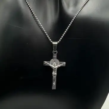 Colgante Cristo En La Cruz Y San Benito Acero Plateado Mini