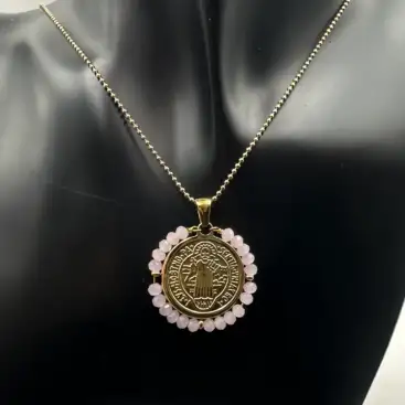 Colgante Medalla San Benito Con Cuarzo Rosa Facetado Acero Dorado