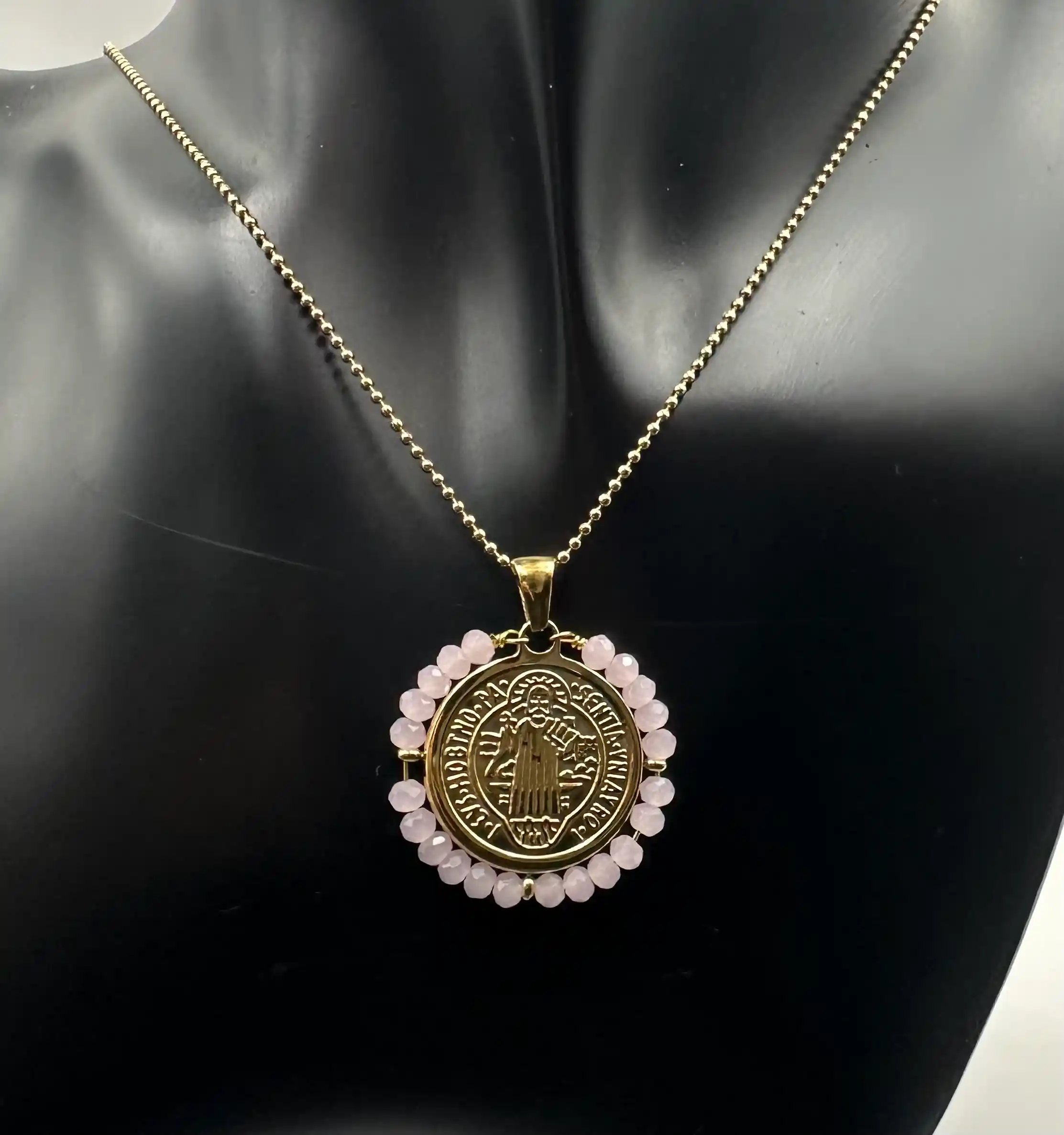 Colgante Medalla San Benito Con Cuarzo Rosa Facetado Acero Dorado