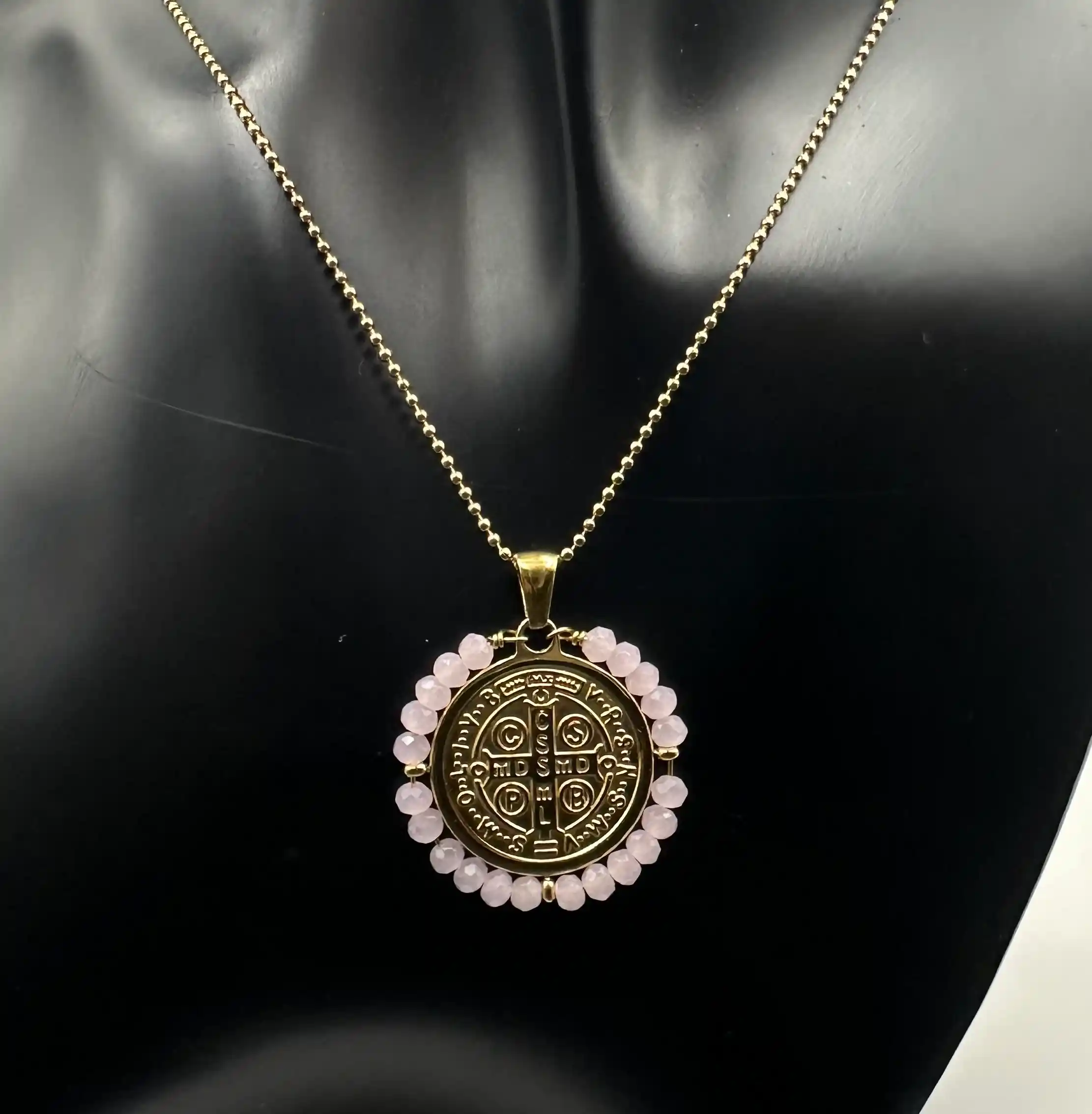 Colgante Medalla San Benito Con Cuarzo Rosa Facetado Acero Dorado - Imagen 2