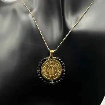 Colgante Medalla San Benito Con Turmalina Negra Facetada Acero Dorado