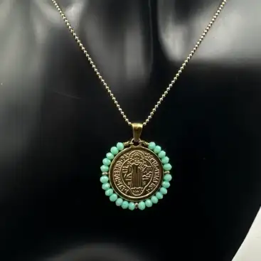 Colgante Medalla San Benito Con Turquesa Facetada Acero Dorado