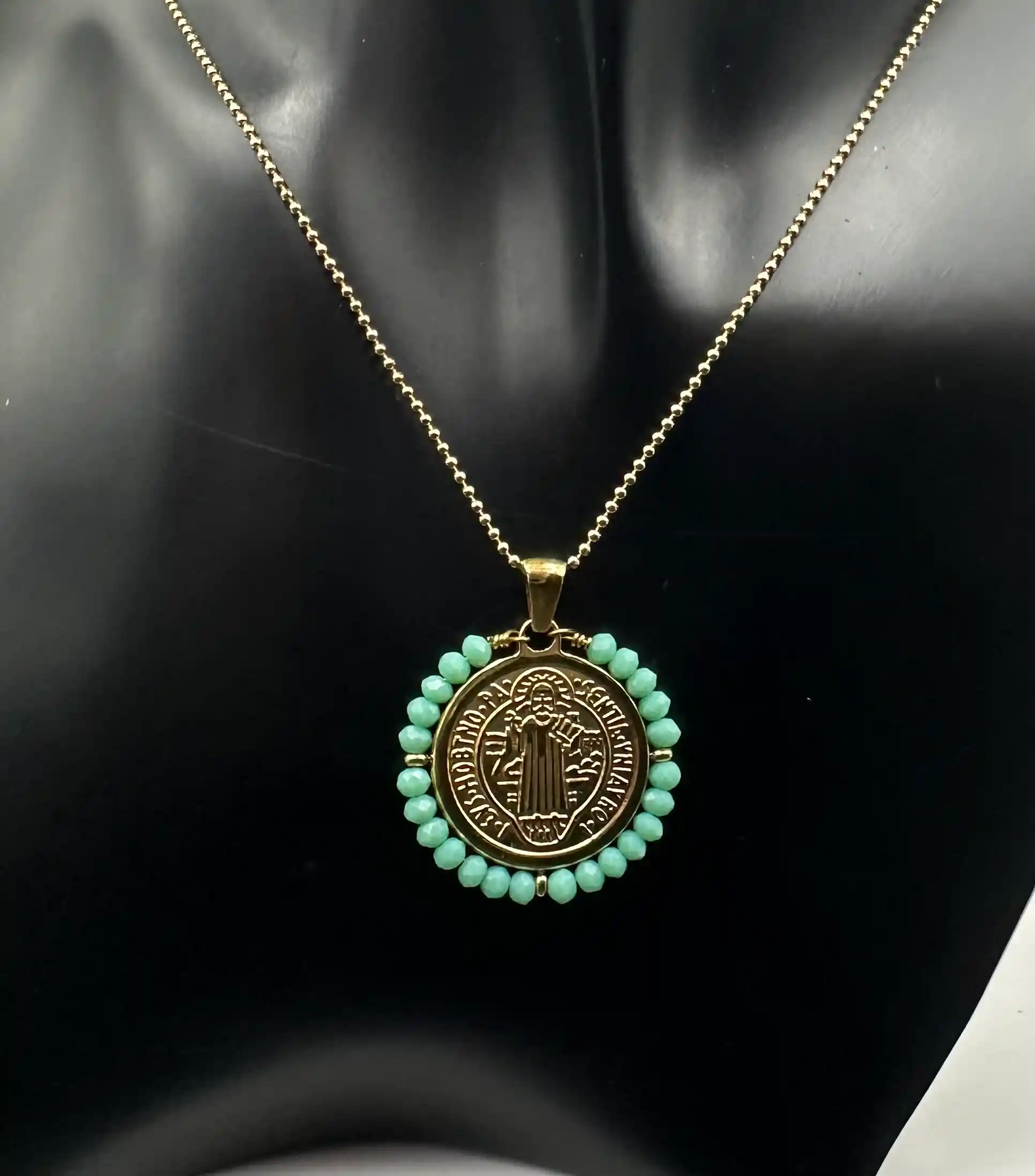 Colgante Medalla San Benito Con Turquesa Facetada Acero Dorado