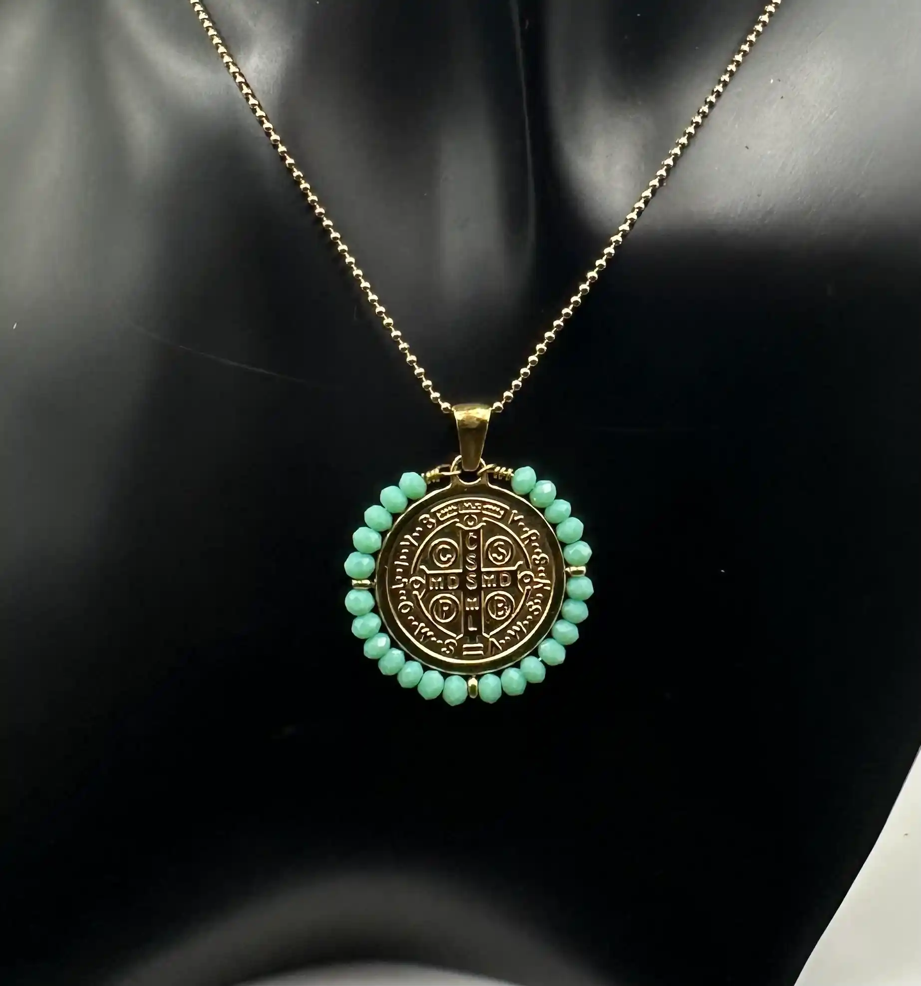 Colgante Medalla San Benito Con Turquesa Facetada Acero Dorado - Imagen 2