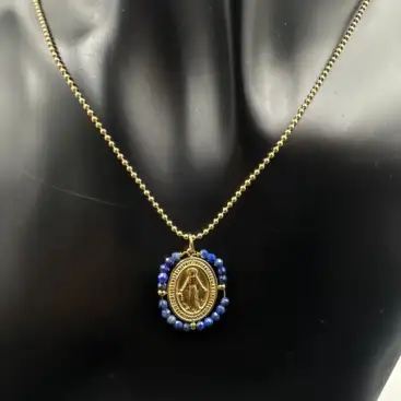 Colgante Milagrosa Con Lapislazuli Facetado Acero Dorado